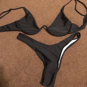 Black v-wire bikini